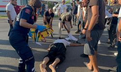 Yoldan görüntü alırken cama düşen motosiklet sürücüsüyle ne uğradıklarını anlayamadılar
