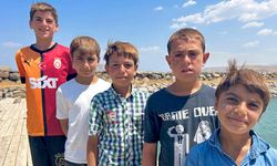Sodalı Van Gölü çocukların saçlarını sarıya boyuyor