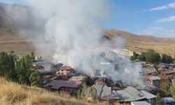 Köyde çıkan yangında 15 ev kullanılamaz hale geldi