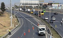 Büyükçekmece’de şiddetli rüzgardan aydınlatma direği yan yattı, E-5 trafiğe kapatıldı