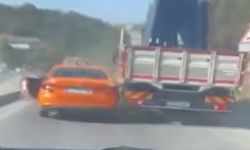 Arnavutköy’de yol verme tartışması kaza ile bitti: Kamyonet sürücüsü taksiye çarpıp kaçtı