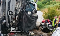 Beton mikseri otomobilin üzerine devrildi: 1 ölü, 1 yaralı