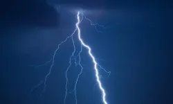 Yağmurda sığındığı ağacaca yıldırım düşen esnaf hayatını kaybetti
