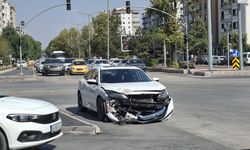 Eskişehir’de korkutan kaza: Ambulans ile otomobil çarpıştı