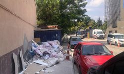 Eskişehir’de kaldırımdaki moloz yığını aylardır toplanmıyor