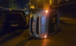 Beylikdüzü'nde otomobil ile çarpışan hafif ticari araç yan yattı