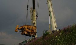 Uçuruma yuvarlanan TIR dorsesi ve dozer vinçle çıkartıldı