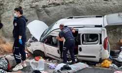 Amasya’da yoldan çıkan araç toprak yığınına çarptı: 4 yaralı