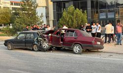 Yön tabelası ve park halindeki araca çarpan otomobilde 3 kişi yaralandı