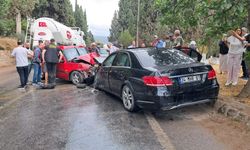 İki otomobil çarpıştı: 1 ölü, 4 yaralı