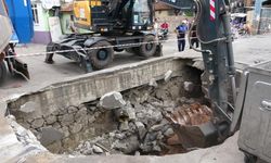 Beton zemin çöktü, hafriyat kamyonu içine düştü