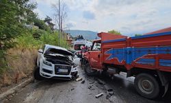 Kamyonet ile cip çarpıştı: 4'ü çocuk 5 yaralı