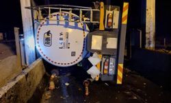 Tanker gişelere çarpıp devrildi: 1 yaralı