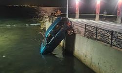 Tekirdağ’da otomobil su kanalında asılı kaldı