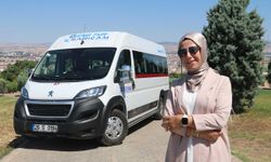 3 çocuk annesi kadın direksiyonuna geçtiği servisle 2 yıldır öğrenci taşıyor