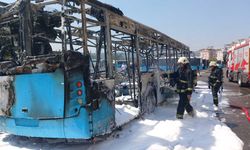 Antalya'da özel halk otobüsü park halindeyken alev alev yandı