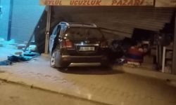 Araç işyerine daldı: 2 yaralı