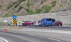 Direksiyon hakimiyetini kaybeden sürücü duvara çarptı