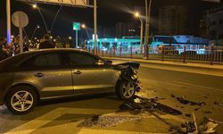 Ters yöne dönmeye çalışan otomobil kazaya neden oldu