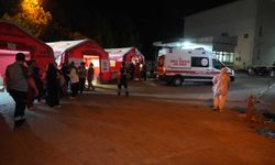 Sındırgı’da 6,1’lik deprem sonrası sahra hastanesi kuruldu, vatandaşlar geceyi stadyumda geçiriyor