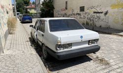 Kapısı açık ve plakasız hurda otomobil dikkat çekti