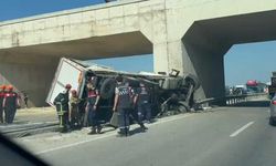 Lastiği patlayan kamyon köprü ayağına çarptı sürücü öldü