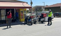 Eskişehir'de motosikletli kurye, otomobille çarpıştı