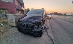 Kırmızı ışık ihlali yapan tur aracı motosiklete çarptı: 1 ölü