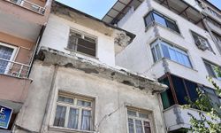 İskenderun'da binadan kopan taş parçaları korkuttu