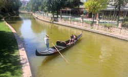 Eskişehir'de yüksek sıcaklıklara rağmen turistler gondollardan vazgeçmedi