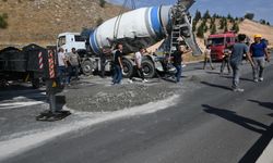 Eskişehir'de beton mikseri refüje devrildi: Trafik felç oldu!