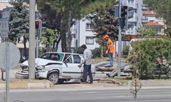 Sinop'ta otomobil aydınlatma direğine çarptı: 1 yaralı