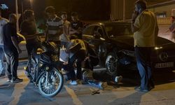 Motosikletle otomobile çarpan genç yaralandı