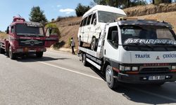 Viraja hızlı giren minibüs şarampole devrildi: 1 yaralı