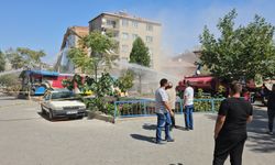 Sındırgı'da depremde ağır hasar gören binalar yıkılmaya devam ediyor