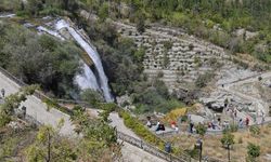 Tortum Şelalesi'nde su seviyesi düştü, ziyaretçi ilgisi sürüyor