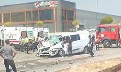 Eskişehir’de feci kaza: Araç tıra arkadan çarptı 1’i ağır 3 yaralı