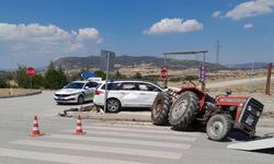 Traktör ile otomobil çarpıştı: 1’i ağır 6 yaralı