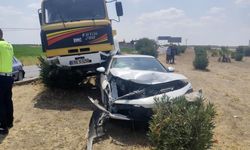 Freni boşalan kamyon, kırmızı ışıktaki 4 otomobile çarptı: 3 yaralı