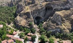 Mağaraları görebilmek için yüzlerce basamak çıkıyorlar
