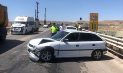 Sürücüyü arı soktu, otomobil bariyerlere çarpıp savruldu: 1 yaralı