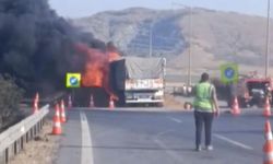 TAG Otoyolu'nda arpa yüklü tır yandı, sürücü yaralandı