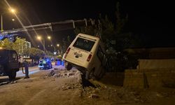 Kaza yapan yolcu minibüsü bahçe duvarında asılı kaldı
