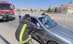Kaza sonrası araçtan çıkamayan yaşlı kadını itfaiye kurtardı: 3 yaralı