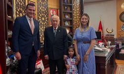 Bahçeli hayranı Minik Hilal, Devlet Dedesi’nin elini öptü