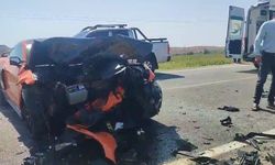 Otomobiller kafa kafaya çarpıştı: 3 yaralı