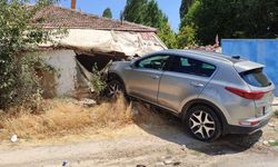 Eskişehir'de çarpışmanın etkisiyle savrulan otomobil müstakil eve girdi