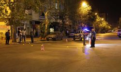 Sokak ortasında silahla defalarca ateş edildi, polis şüphelilerin peşine düştü