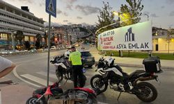 Motosiklet trafik levhasına çarptı: 1'i ağır 2 yaralı