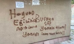 Binanın duvarına asılan ilginç notlar dikkat çekiyor